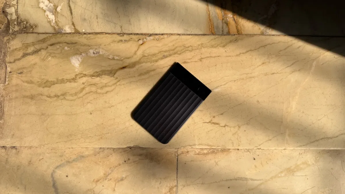 AI硬件笔记神器上市 实时转写翻译助力会议效率