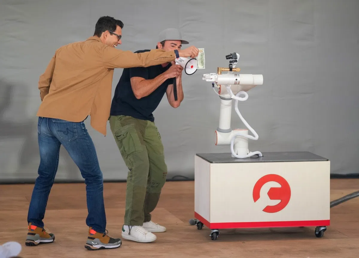 RJ Scaringe揭示机器人误区,Mind Robotics打造高效工业手部方案